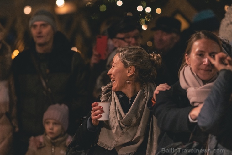 Vecrīgas Ziemassvētku tirdziņā notika ziemas saulgriežu tradīcijās ieturēts pasākums - tirdziņa apmeklētājiem muzicēja Līvānu folkloras kopas 