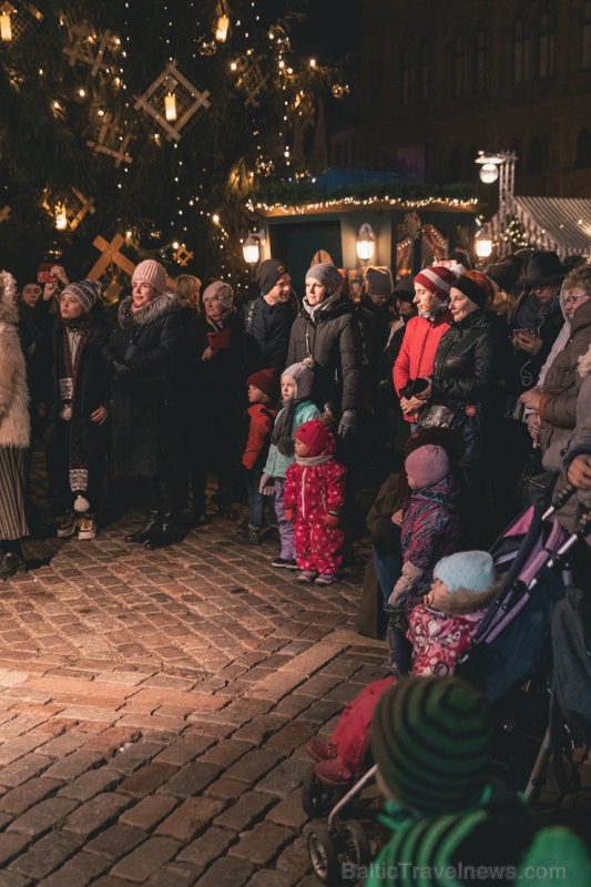 Vecrīgas Ziemassvētku tirdziņā notika ziemas saulgriežu tradīcijās ieturēts pasākums - tirdziņa apmeklētājiem muzicēja Līvānu folkloras kopas 