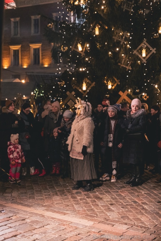 Vecrīgas Ziemassvētku tirdziņā notika ziemas saulgriežu tradīcijās ieturēts pasākums - tirdziņa apmeklētājiem muzicēja Līvānu folkloras kopas 