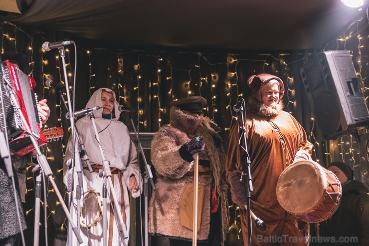 Vecrīgas Ziemassvētku tirdziņā notika ziemas saulgriežu tradīcijās ieturēts pasākums - tirdziņa apmeklētājiem muzicēja Līvānu folkloras kopas 