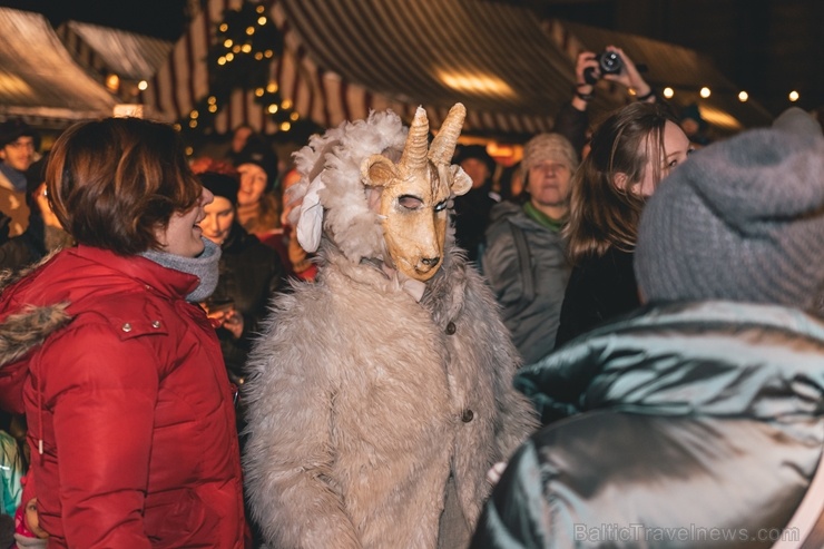 Vecrīgas Ziemassvētku tirdziņā notika ziemas saulgriežu tradīcijās ieturēts pasākums - tirdziņa apmeklētājiem muzicēja Līvānu folkloras kopas 