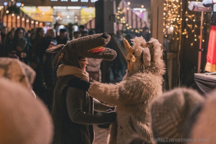 Vecrīgas Ziemassvētku tirdziņā notika ziemas saulgriežu tradīcijās ieturēts pasākums - tirdziņa apmeklētājiem muzicēja Līvānu folkloras kopas 