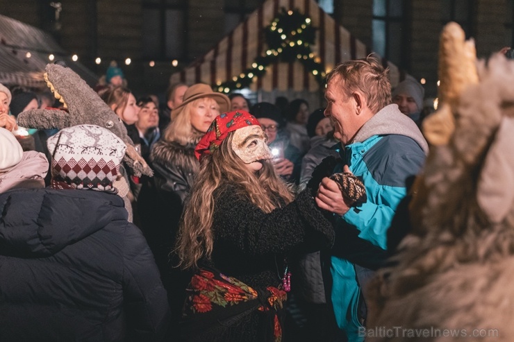 Vecrīgas Ziemassvētku tirdziņā notika ziemas saulgriežu tradīcijās ieturēts pasākums - tirdziņa apmeklētājiem muzicēja Līvānu folkloras kopas 