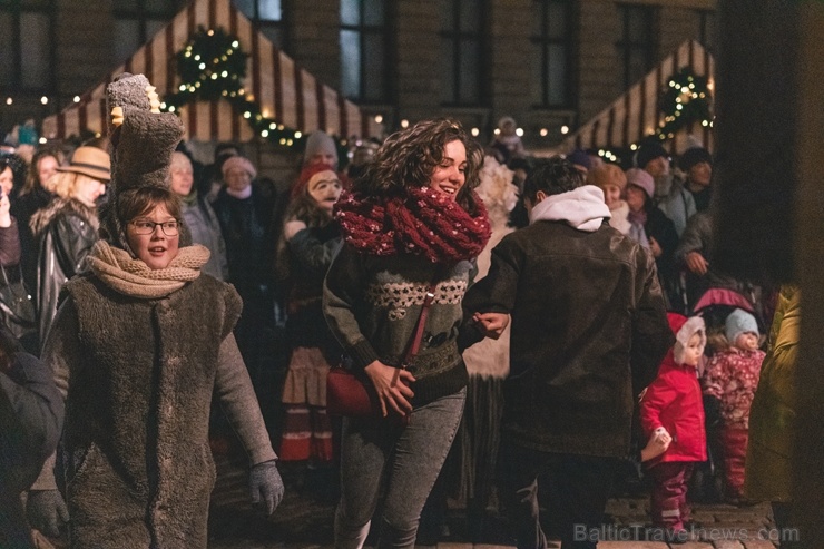 Vecrīgas Ziemassvētku tirdziņā notika ziemas saulgriežu tradīcijās ieturēts pasākums - tirdziņa apmeklētājiem muzicēja Līvānu folkloras kopas 