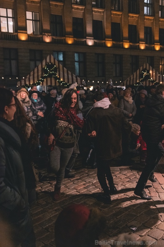 Vecrīgas Ziemassvētku tirdziņā notika ziemas saulgriežu tradīcijās ieturēts pasākums - tirdziņa apmeklētājiem muzicēja Līvānu folkloras kopas 