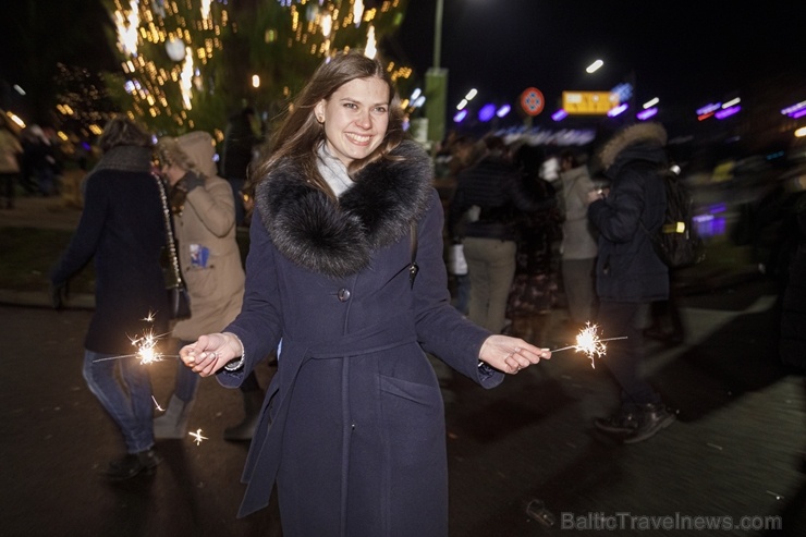 Rīgā vairāki desmiti tūkstošu iedzīvotāju krāšņi sagaida Jauno 2020. gadu 274308