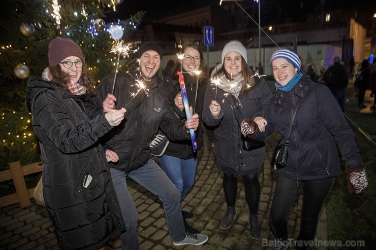 Rīgā vairāki desmiti tūkstošu iedzīvotāju krāšņi sagaida Jauno 2020. gadu 274309