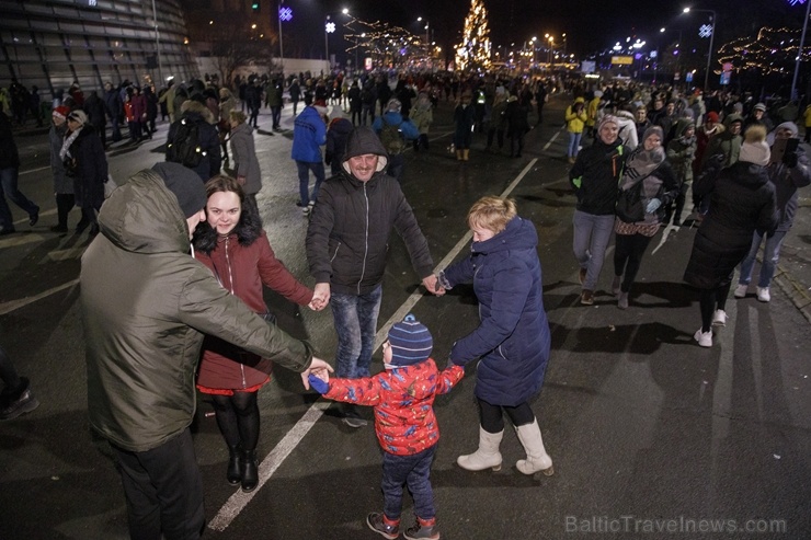 Rīgā vairāki desmiti tūkstošu iedzīvotāju krāšņi sagaida Jauno 2020. gadu 274311