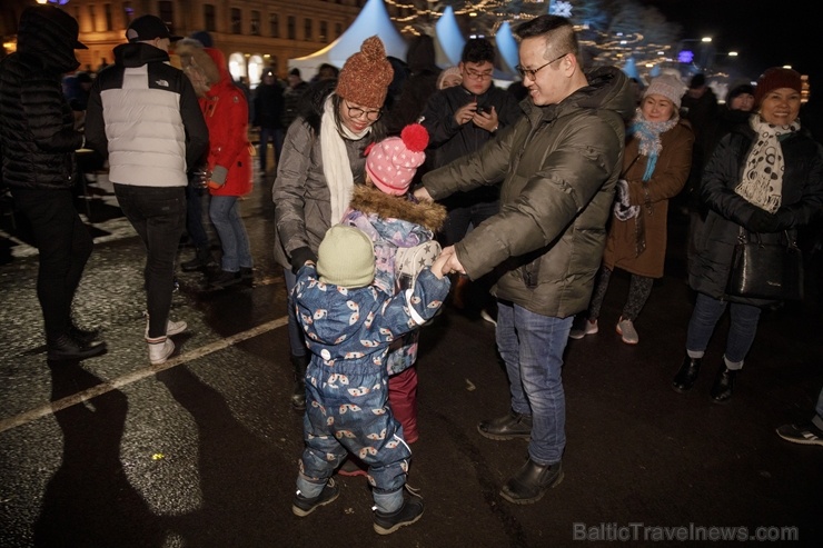 Rīgā vairāki desmiti tūkstošu iedzīvotāju krāšņi sagaida Jauno 2020. gadu 274312