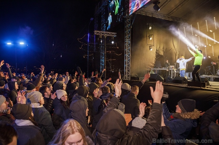 Rīgā vairāki desmiti tūkstošu iedzīvotāju krāšņi sagaida Jauno 2020. gadu 274313