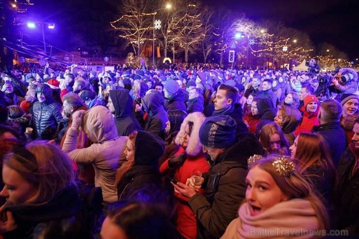 Rīgā vairāki desmiti tūkstošu iedzīvotāju krāšņi sagaida Jauno 2020. gadu 274320