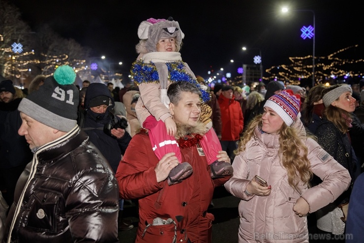 Rīgā vairāki desmiti tūkstošu iedzīvotāju krāšņi sagaida Jauno 2020. gadu 274333