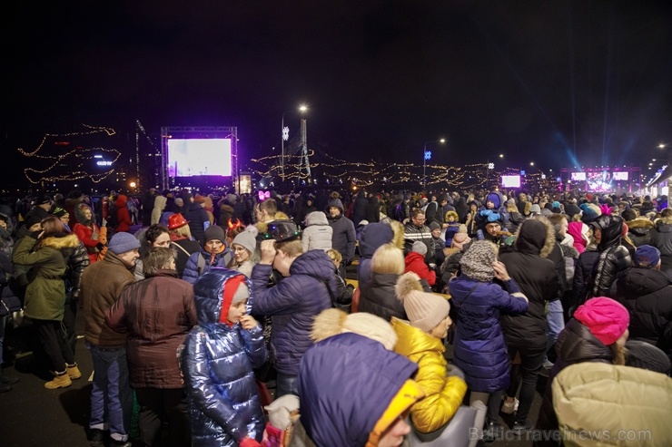 Rīgā vairāki desmiti tūkstošu iedzīvotāju krāšņi sagaida Jauno 2020. gadu 274338