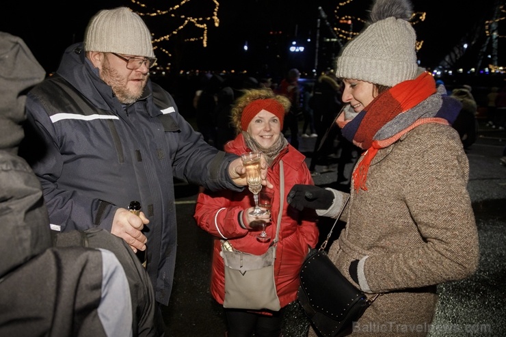 Rīgā vairāki desmiti tūkstošu iedzīvotāju krāšņi sagaida Jauno 2020. gadu 274342