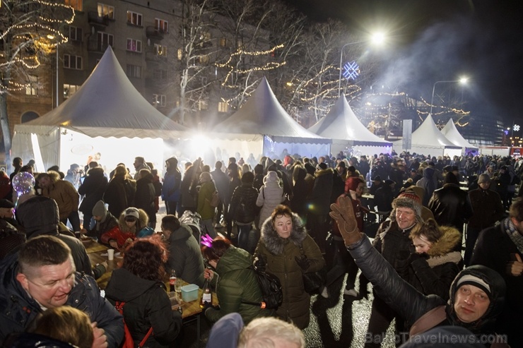 Rīgā vairāki desmiti tūkstošu iedzīvotāju krāšņi sagaida Jauno 2020. gadu 274343