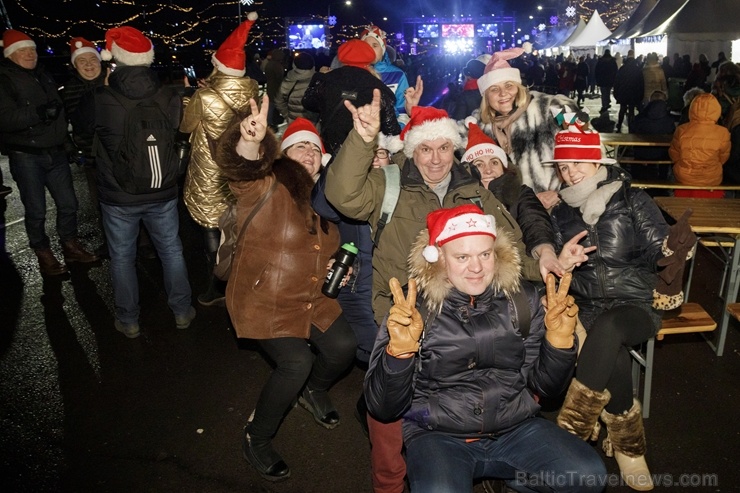 Rīgā vairāki desmiti tūkstošu iedzīvotāju krāšņi sagaida Jauno 2020. gadu 274353