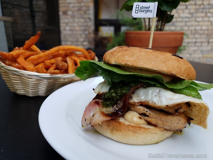 «Street Burgers» atver jaunu burgernīcu tirdzniecības centrā «Domina Shopping» 274415