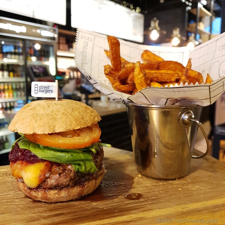 «Street Burgers» atver jaunu burgernīcu tirdzniecības centrā «Domina Shopping» 274418