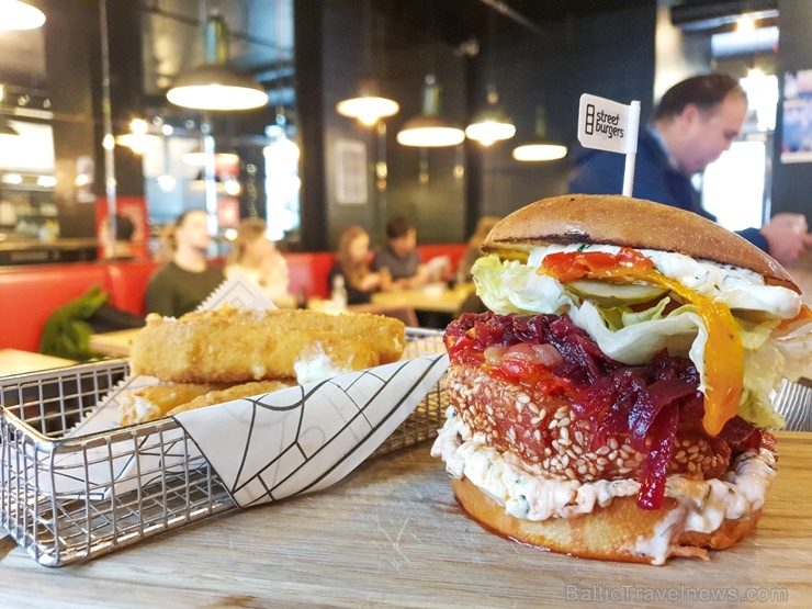 «Street Burgers» atver jaunu burgernīcu tirdzniecības centrā «Domina Shopping» 274424