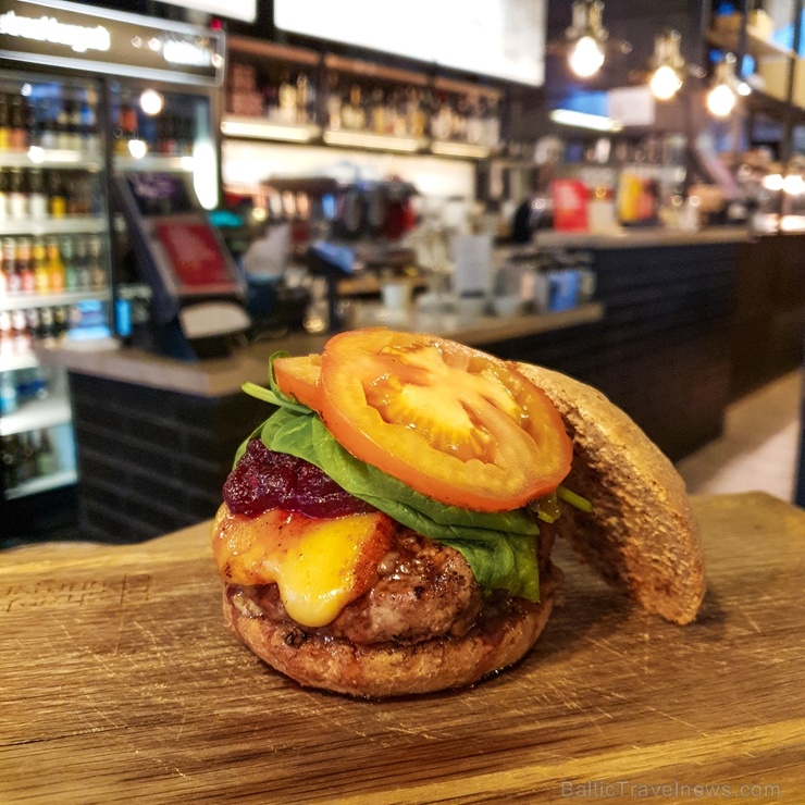 «Street Burgers» atver jaunu burgernīcu tirdzniecības centrā «Domina Shopping» 274427