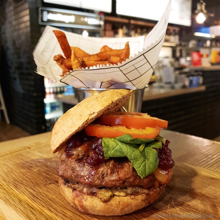 «Street Burgers» atver jaunu burgernīcu tirdzniecības centrā «Domina Shopping» 274428