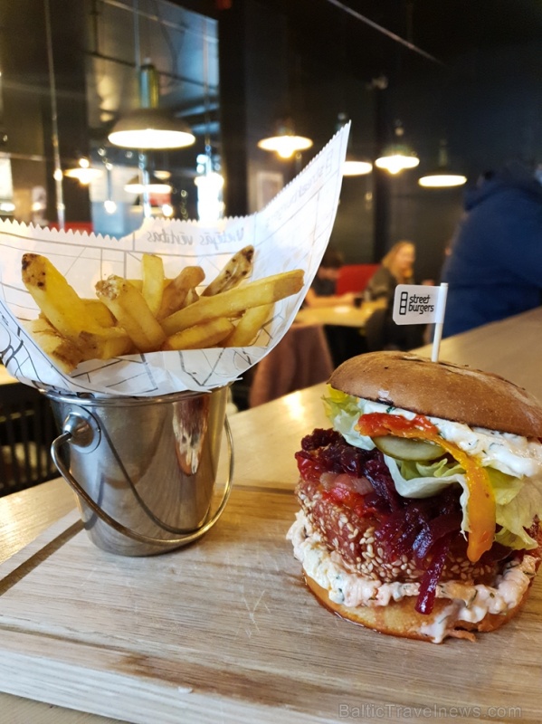 «Street Burgers» atver jaunu burgernīcu tirdzniecības centrā «Domina Shopping» 274429