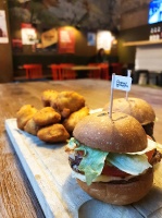 «Street Burgers» atver jaunu burgernīcu tirdzniecības centrā «Domina Shopping» 4