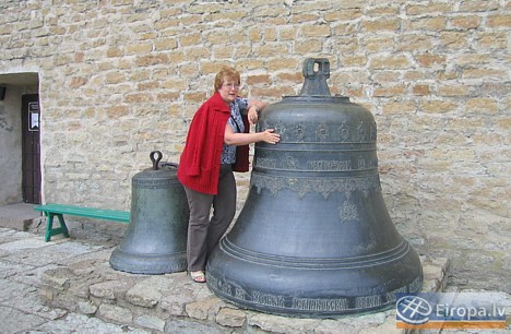 Narvas pils dārzā savu vietu ir atraduši dažādu laika posmu eksponāti (arī Ļeņina piemineklis) 14917