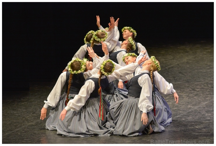 XXII Jaunrades deju konkursa finālā Ogrē 19 horeogrāfi skatītāju un žūrijas vērtējumam nodeva 41 deju, kuru izdejoja 26 kolektīvi 275488