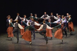 XXII Jaunrades deju konkursa finālā Ogrē 19 horeogrāfi skatītāju un žūrijas vērtējumam nodeva 41 deju, kuru izdejoja 26 kolektīvi 1