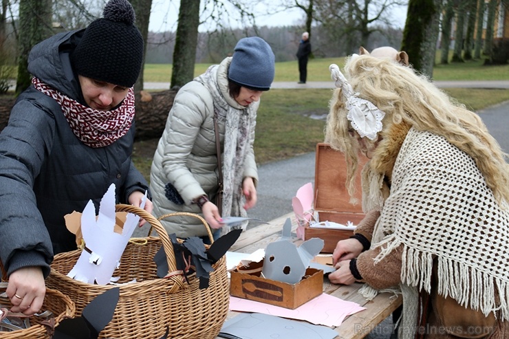 Turaidas muzejrezervātā lustīgi svin latviešu gadskārtu svētkus – Meteņus, iezīmējot zemnieku jaunā gada sākumu un simboliski metot gadskārtu metus uz 277048