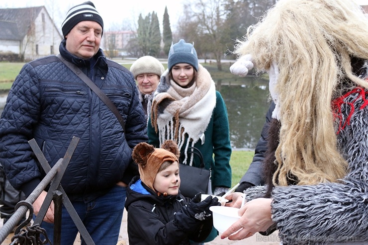 Turaidas muzejrezervātā lustīgi svin latviešu gadskārtu svētkus – Meteņus, iezīmējot zemnieku jaunā gada sākumu un simboliski metot gadskārtu metus uz 277059