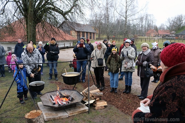 Turaidas muzejrezervātā lustīgi svin latviešu gadskārtu svētkus – Meteņus, iezīmējot zemnieku jaunā gada sākumu un simboliski metot gadskārtu metus uz 277069