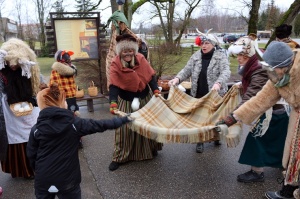 Turaidas muzejrezervātā lustīgi svin latviešu gadskārtu svētkus – Meteņus, iezīmējot zemnieku jaunā gada sākumu un simboliski metot gadskārtu metus uz 3