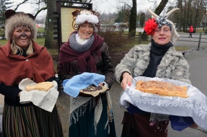 Turaidas muzejrezervātā lustīgi svin latviešu gadskārtu svētkus – Meteņus, iezīmējot zemnieku jaunā gada sākumu un simboliski metot gadskārtu metus uz 12