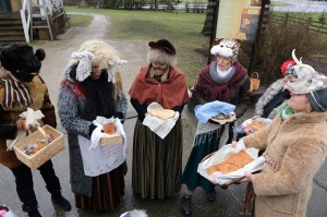 Turaidas muzejrezervātā lustīgi svin latviešu gadskārtu svētkus – Meteņus, iezīmējot zemnieku jaunā gada sākumu un simboliski metot gadskārtu metus uz 13