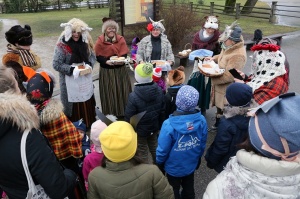 Turaidas muzejrezervātā lustīgi svin latviešu gadskārtu svētkus – Meteņus, iezīmējot zemnieku jaunā gada sākumu un simboliski metot gadskārtu metus uz 14