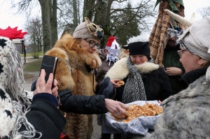 Turaidas muzejrezervātā lustīgi svin latviešu gadskārtu svētkus – Meteņus, iezīmējot zemnieku jaunā gada sākumu un simboliski metot gadskārtu metus uz 15