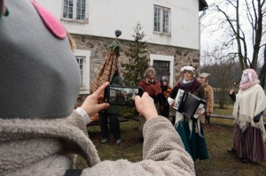 Turaidas muzejrezervātā lustīgi svin latviešu gadskārtu svētkus – Meteņus, iezīmējot zemnieku jaunā gada sākumu un simboliski metot gadskārtu metus uz 19