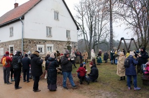 Turaidas muzejrezervātā lustīgi svin latviešu gadskārtu svētkus – Meteņus, iezīmējot zemnieku jaunā gada sākumu un simboliski metot gadskārtu metus uz 21