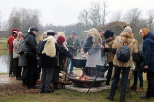 Turaidas muzejrezervātā lustīgi svin latviešu gadskārtu svētkus – Meteņus, iezīmējot zemnieku jaunā gada sākumu un simboliski metot gadskārtu metus uz 22