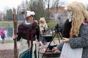 Turaidas muzejrezervātā lustīgi svin latviešu gadskārtu svētkus – Meteņus, iezīmējot zemnieku jaunā gada sākumu un simboliski metot gadskārtu metus uz 27