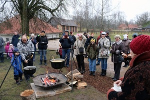 Turaidas muzejrezervātā lustīgi svin latviešu gadskārtu svētkus – Meteņus, iezīmējot zemnieku jaunā gada sākumu un simboliski metot gadskārtu metus uz 28