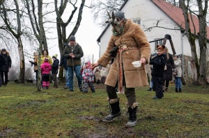 Turaidas muzejrezervātā lustīgi svin latviešu gadskārtu svētkus – Meteņus, iezīmējot zemnieku jaunā gada sākumu un simboliski metot gadskārtu metus uz 31