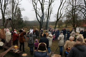 Turaidas muzejrezervātā lustīgi svin latviešu gadskārtu svētkus – Meteņus, iezīmējot zemnieku jaunā gada sākumu un simboliski metot gadskārtu metus uz 33