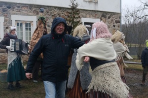 Turaidas muzejrezervātā lustīgi svin latviešu gadskārtu svētkus – Meteņus, iezīmējot zemnieku jaunā gada sākumu un simboliski metot gadskārtu metus uz 39