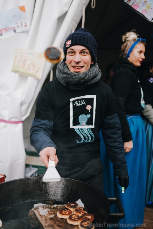 Vecīgā tiek svinēti pavasara tuvošanās svētki «Masļeņica – lielais pankūku cepiens». Foto: Live Riga 278692