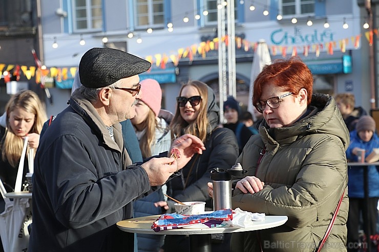 Travelnews.lv apmeklē «Masļeņica – lielais pankūku cepiens» Vecrīgā 278712