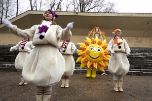 Rēzeknē svin tradicionālos slāvu tautību svētkus «Masļeņica» 36