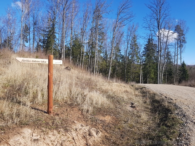 Staigājot pa taku, ir iespējams aplūkot augu, sūnu, ķērpju un kukaiņu daudzveidību, dižkokus, Jāņupītes stāvkrastu, kā arī novērtēt 2005. gada orkāna  280134